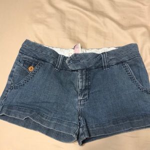 Jean shorts with wooden button
